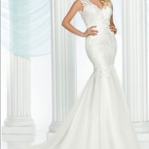 DaVinci ivory wedding gown in a size 4